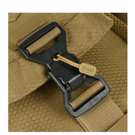 Nærbilde av M-Tac Satellite Magnettaske Gen. II Elite Hex med holdbare Woojin-spenner.