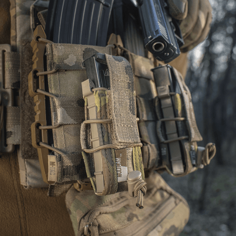 M-Tac Pistol Mag Pouch Gen.3 i Cordura 500D med MOLLE-monteringssystem og elastikk for justerbart feste av magasiner i skogmiljø.
