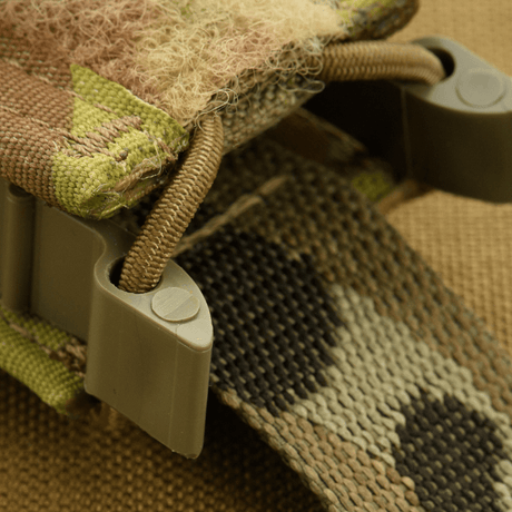 Nærbilde av M-Tac Pistol Mag Pouch Gen.3 laget av Cordura 500D med MOLLE-monteringssystem og plast-sideskiver. Taktisk utstyr.