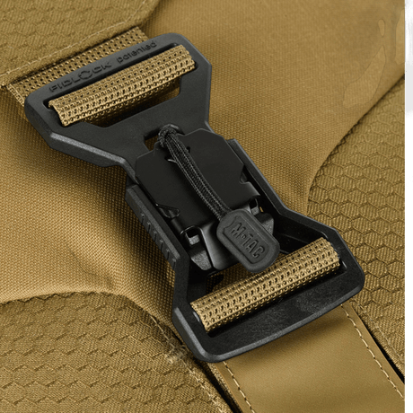 Lukking på M-Tac Magnet XL-veske Elite Hex med FidLock-system.