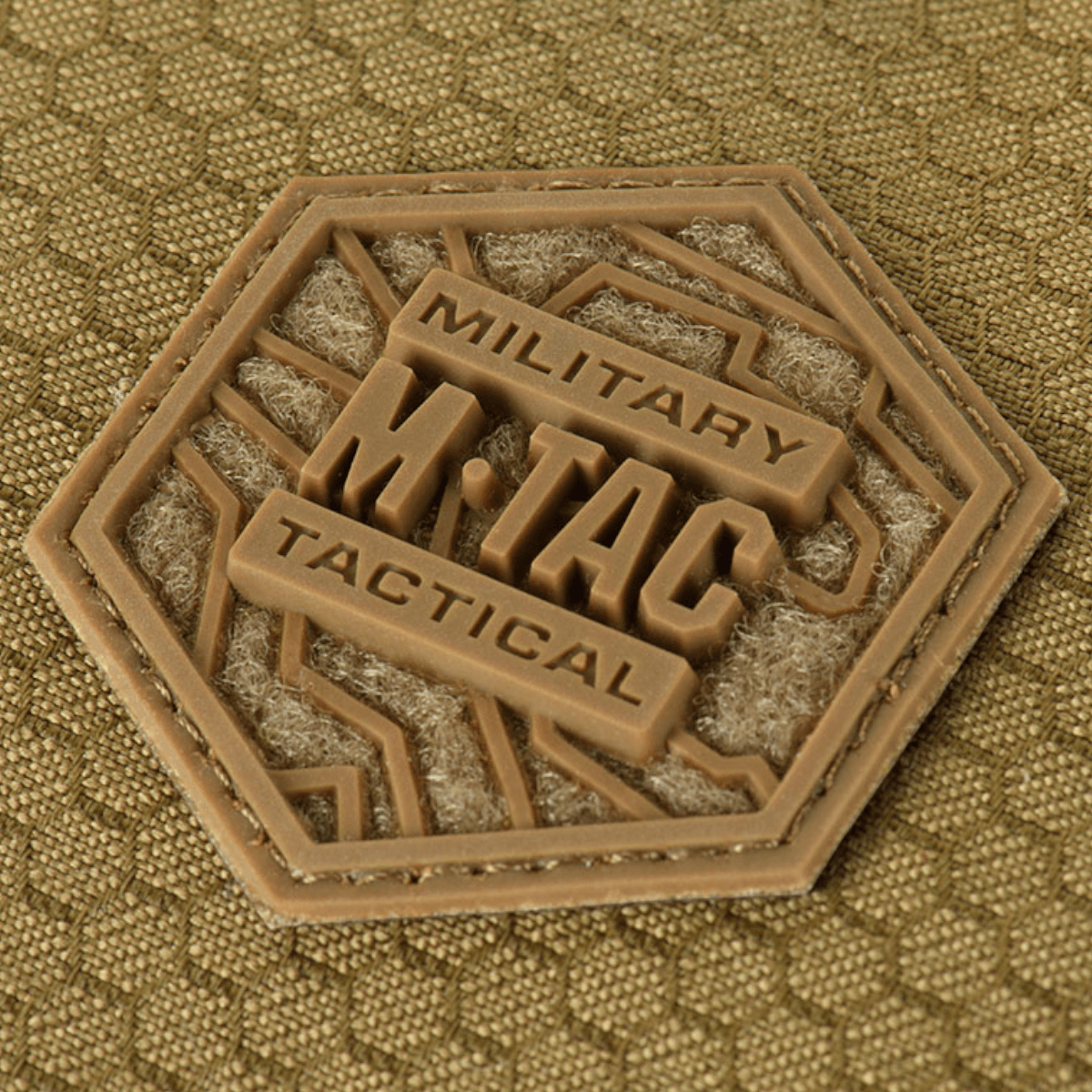 Nærbillede af M-Tac Magnet XL Taske Elite Hex logoet med militærtaktisk design på en taske i sekskantmønster.