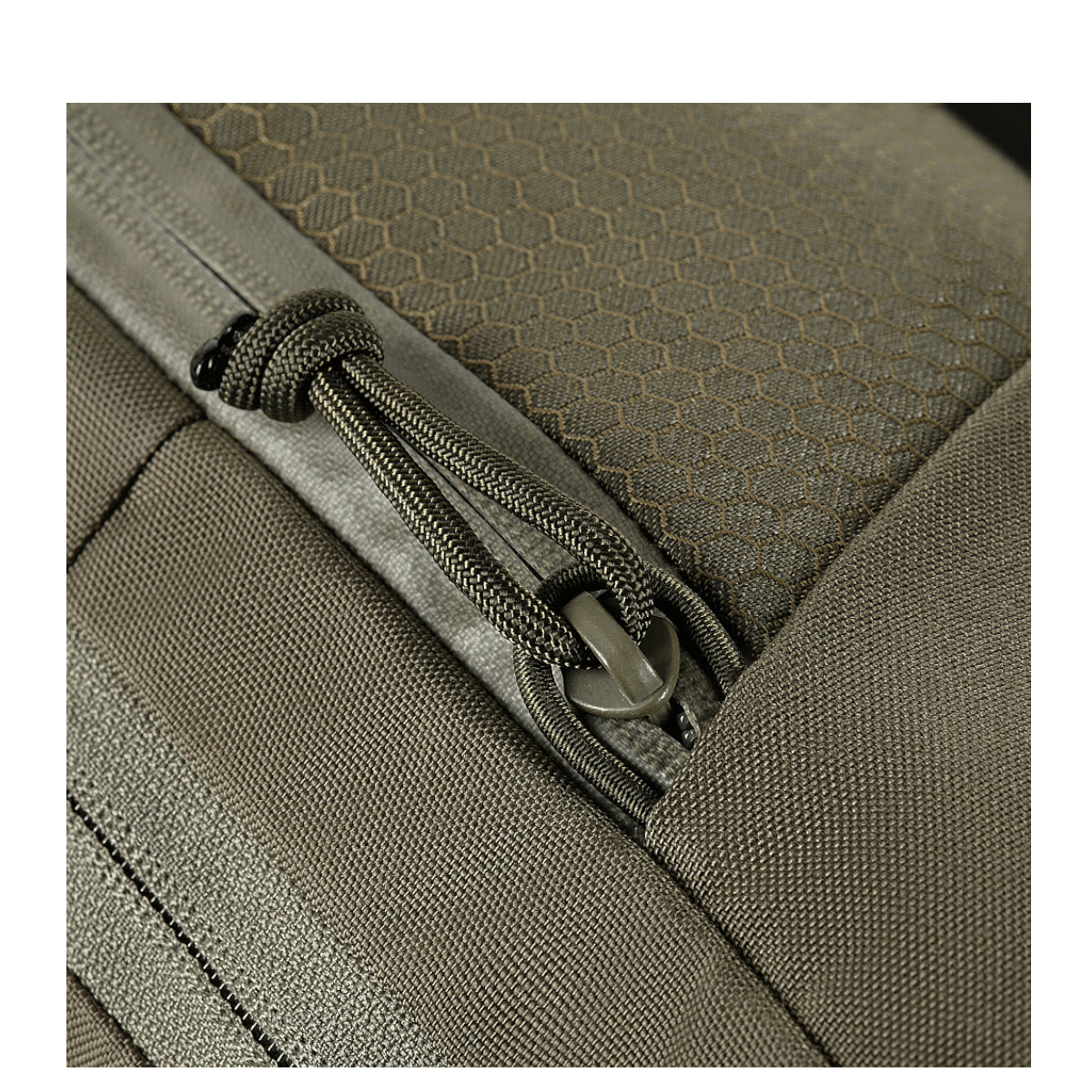 Nærbillede af M-Tac Magnet XL Taske Elite Hex med hexagonalt mønster og lynlåsdetaljer. Robust taske med FidLock låsesystem.