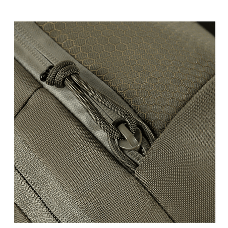 M-Tac Magnet XL-veske Elite Hex med FidLock-låsesystem og Velcro-panel, nærbilde av glidelåsdesign. Sikker og praktisk veskeløsning.