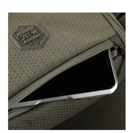 Detalj av M-Tac Magnet XL-veske Elite Hex med FidLock-låsesystem og Velcro-panel, vist med oppbevaring av smarttelefon.