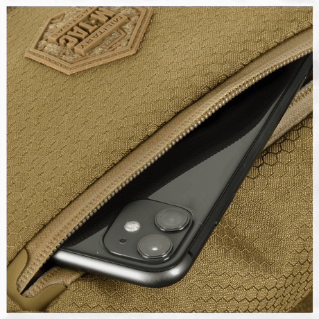 M-Tac Magnet XL-veske Elite Hex med telefon i glidelåslomme, viser romslighet og funksjonen til FidLock-systemet.