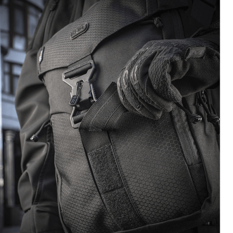 Nærbilde av M-Tac Magnet XL-veske Elite Hex med FidLock-låsesystem og avtakbart Velcro-panel, en allsidig skulderveske fra M-TAC.