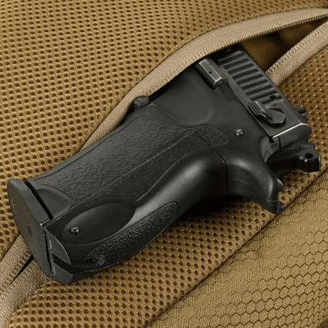 M-Tac Magnet XL-veske Elite Hex, veske med universelt hylster for våpen, viser svart pistolgrep i brun sachet-veske.