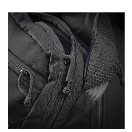 Detalj av M-Tac Magnet XL-veske Elite Hex med FidLock-låsesystem og skulderrem, viser kraftig stoff og glidelåsdesign.