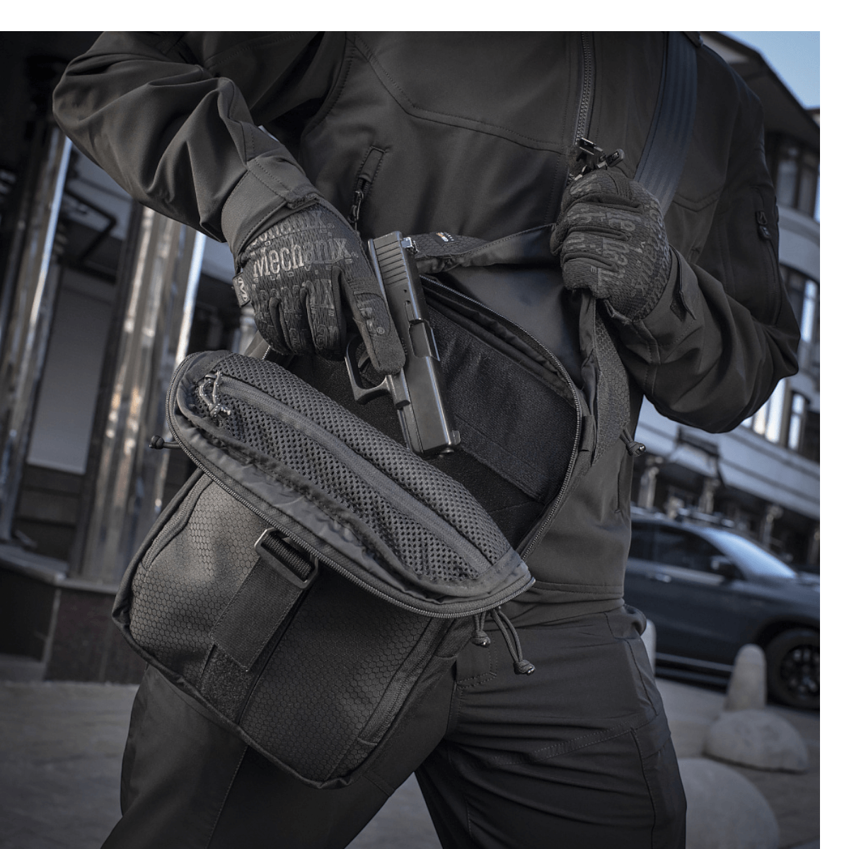 M-Tac Magnet XL Taske Elite Hex med FidLock og Velcro-panel for hurtig adgang, sort taske i urban miljø.