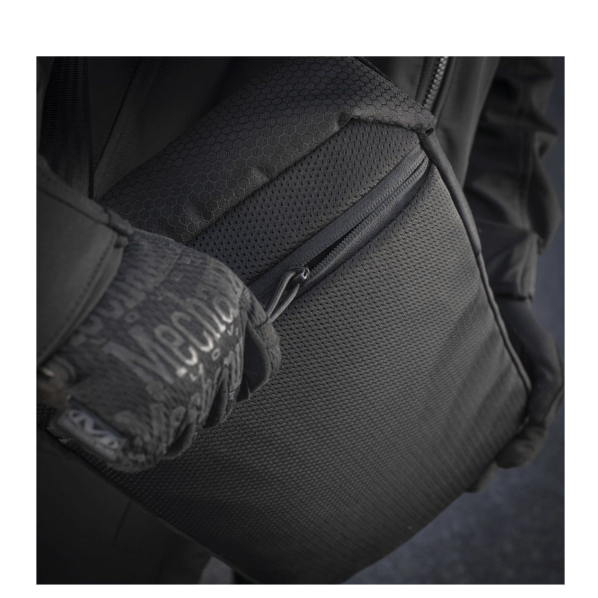 M-Tac Magnet XL Taske Elite Hex med FidLock-låsesystem og Velcro-panel, designet til nem adgang og sikker opbevaring.