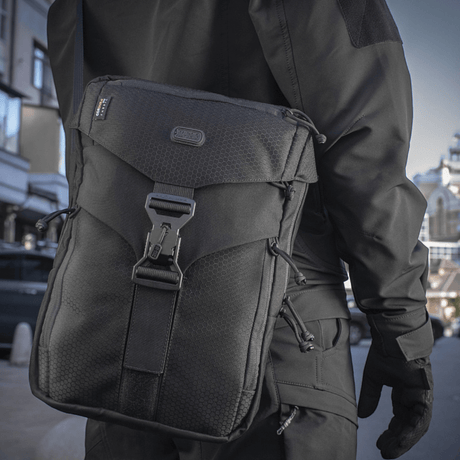 M-Tac Magnet XL-veske Elite Hex med FidLock lukket i et urbant miljø.