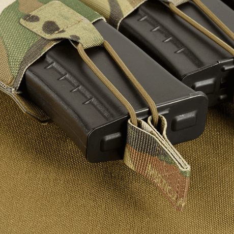 M‑Tac Elastisk Triple Magazine Pouch Elite med tre AK/AR-magasiner festet med elastikk og stropper, laget av slitesterk Cordura 500D.