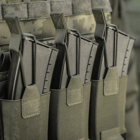 M‑Tac Elastisk Triple Magazine Pouch Elite med tre magasiner, laget av Cordura 500D, designet for rask tilgang og sikker oppbevaring.