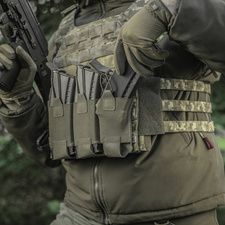 M‑Tac Elastisk Triple Magazine Pouch Elite montert på taktisk vest med tre magasiner i AK/AR-størrelse.