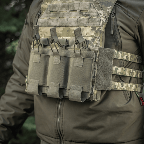 M‑Tac Elastisk Triple Magazine Pouch Elite montert på taktisk vest, designet for 3 AK/AR-magasiner med MOLLE Laser Cut-system