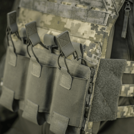 M‑Tac Elastisk Triple Magazine Pouch Elite montert på taktisk vest, laget av slitesterk Cordura 500D, ideell for feltbruk med rask tilgang.