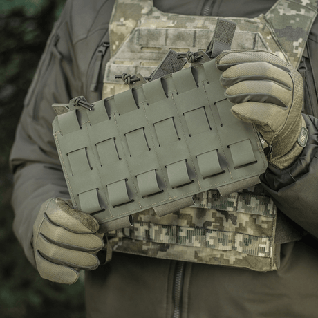 M‑Tac Elastisk Triple Magazine Pouch Elite i bruk, montert på taktisk utstyr med MOLLE. Sikker oppbevaring og rask tilgang til magasiner.
