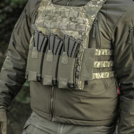 M‑Tac Elastisk Triple Magazine Pouch Elite montert med tre AK/AR-magasiner på taktisk vest i feltmiljø.