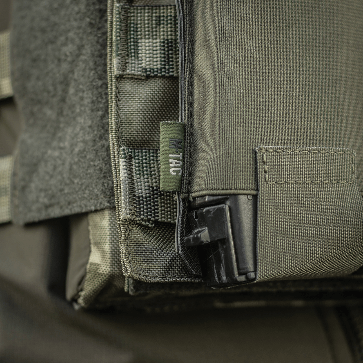 M‑Tac Elastisk Triple Magazine Pouch Elite viser robust Cordura 500D materiale og MOLLE Laser Cut system, velegnet til tre magasiner.