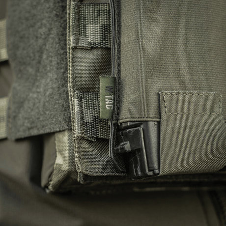 M‑Tac Elastisk Triple Magazine Pouch Elite viser robust Cordura 500D-materiale og MOLLE Laser Cut-system, egnet for tre magasiner.