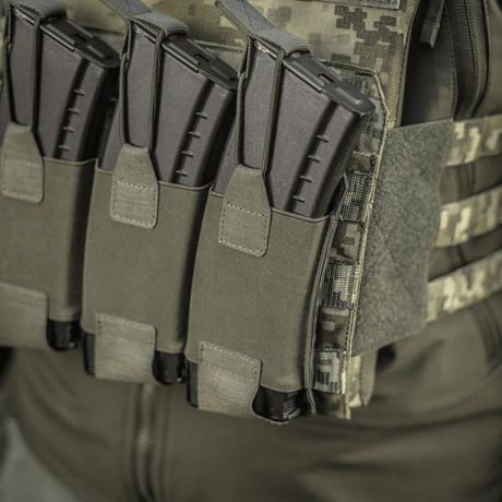 M‑Tac Elastisk Triple Magazine Pouch Elite med magasiner montert på MOLLE-utstyr.