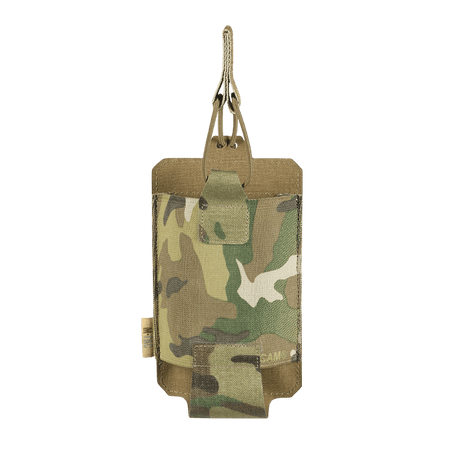 M‑Tac Elastisk Single Magazine Pouch Elite i kamuflasjedesign med MOLLE-montering og elastisk stropp for AK/AR-magasin, sett forfra.