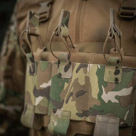 Taktisk oppsett med M‑Tac Elastisk Single Magazine Pouch Elite for AK/AR-magasin, kompatibel med MOLLE-system, kamuflasjedesign.