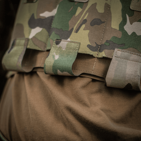 Nærbilde av kamuflasjedesignen M‑Tac Elastisk Single Magazine Pouch Elite montert på taktisk utstyr.