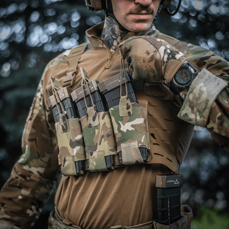 M‑Tac Elastisk Single Magazine Pouch Elite i kamuflasje, montert på taktisk vest, designet for AR/AK-magasin, viser slitesterkt Cordura 500D-materiale.