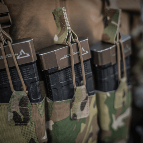 M‑Tac Elastisk Single Magazine Pouch Elite med magasiner i et kompakt og funksjonelt MOLLE-kompatibelt design, kamuflasjemønster.