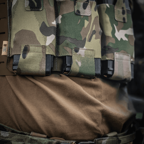 M‑Tac Elastisk Single Magazine Pouch Elite montert på taktisk vest med kamuflasje, fremhever MOLLE-kompatibilitet og rask tilgang.
