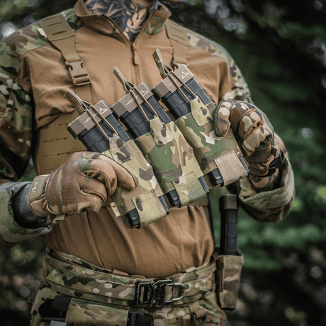 M‑Tac Elastisk Single Magazine Pouch Elite demonstrerer kapasitet til flere magasiner i taktisk miljø med MOLLE-kompatibilitet.