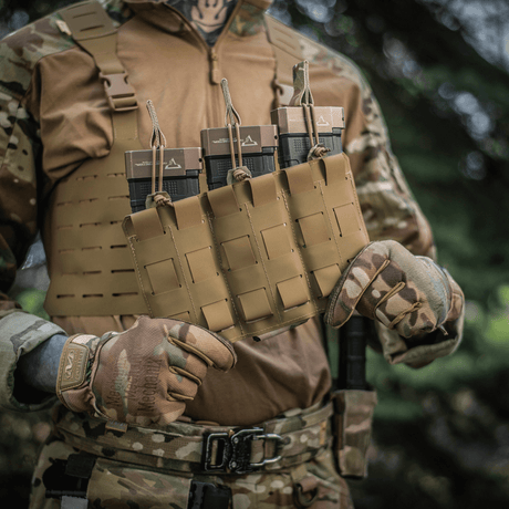 M‑Tac Elastisk Single Magazine Pouch Elite på soldats vest med magasiner, kompakt og funksjonelt design, kompatibel med MOLLE-system.