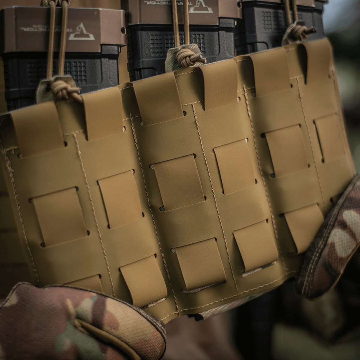 M‑Tac Elastisk Single Magazine Pouch Elite med MOLLE Laser Cut-system i brug, viser pålidelig opbevaring af magasiner.