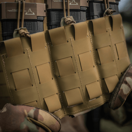 M‑Tac Elastisk Single Magazine Pouch Elite med MOLLE Laser Cut-system i bruk, viser pålitelig oppbevaring av magasiner.