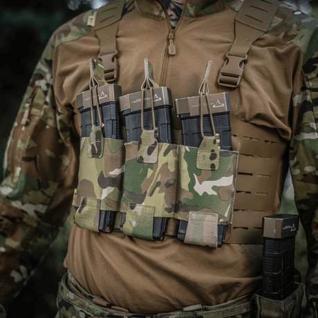 M‑Tac Elastisk Single Magazine Pouch Elite med AK/AR-magasin på MOLLE Laser Cut-system, kamuflasjedesign, rask tilgang og pålitelig sikring.