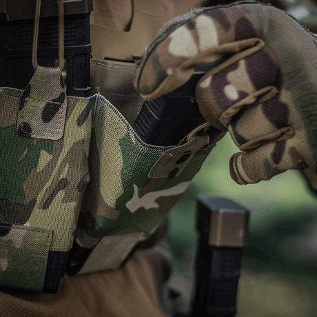 M‑Tac Elastisk Single Magazine Pouch Elite i bruk med kamuflasjedesign, sikrer rask tilgang og festing av AK/AR-magasin.