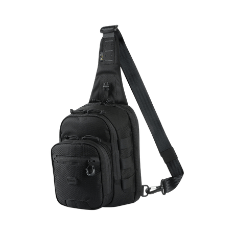 M‑Tac Cross Bag Elite Hex i robust Cordura 500-materiale, sort slingveske med MIL-SPEC-fester, perfeksjonert for taktisk bruk.