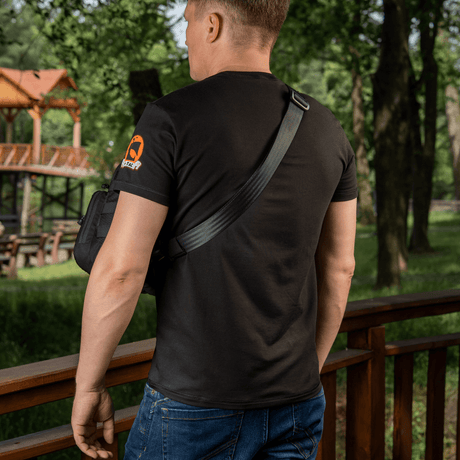 M‑Tac Cross Bag Elite Hex på skulderen, utendørs i skogen, sett bakfra. Perfekt for daglig bruk og taktisk utstyr, 5 liter volum.