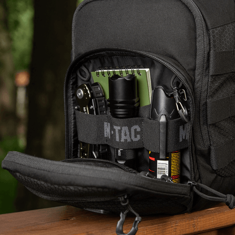 Åpent rom viser oppbevaring av taktisk utstyr i sort Cordura-materiale.