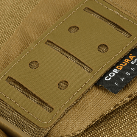 M-Tac Cross Bag Elite Hex i Cordura 500-materiale, detalj av skulderstropp med MIL-SPEC-fittings, perfekt for daglig og taktisk bruk.