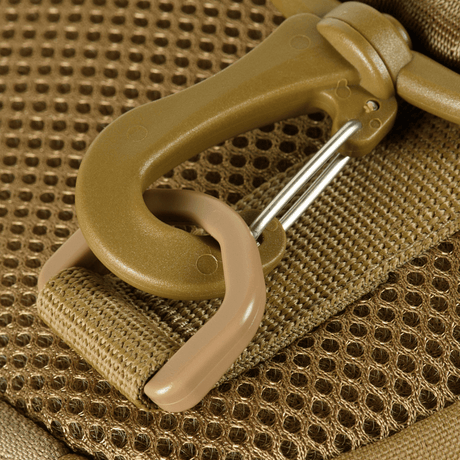 Nærbilde av M-Tac Cross Bag Elite Hex med robust karabinkrok og Cordura 500-stoff, ideell for daglig bruk og taktisk utstyr.