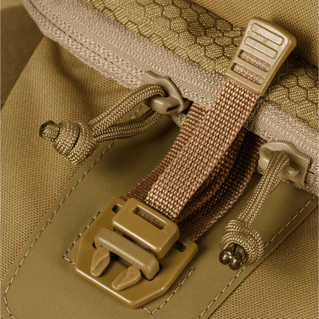 Detalj av M-Tac Cross Bag Elite Hex i Cordura 500-materiale med WJ-fittings og YKK-lynlåser i brun farge