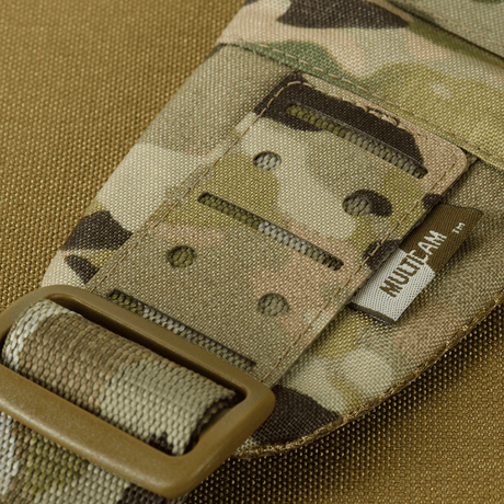 Nærbilde av militærinspirert M-Tac Cross Bag Elite Hex med kamuflasjemønster, laget av slitesterkt Cordura 500-materiale.