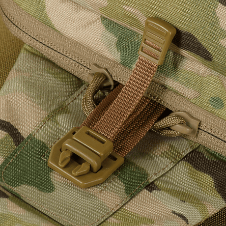 Nærbilde av M-Tac Cross Bag Elite Hex med militærinspirert mønster og solid spenne. Ideell for taktisk og daglig bruk.