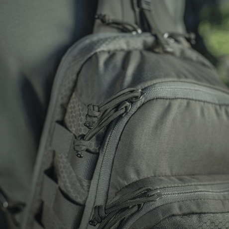 Nærbilde av M-Tac Cross Bag Elite Hex med Cordura 500-materiale og YKK-lynlåser, perfekt for daglig bruk og taktiske formål.