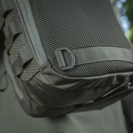 Detaljert nærbilde av M-Tac Cross Bag Elite Hex med robust stropp og nettingmateriale, optimal for hverdagsbruk og taktisk utstyr.