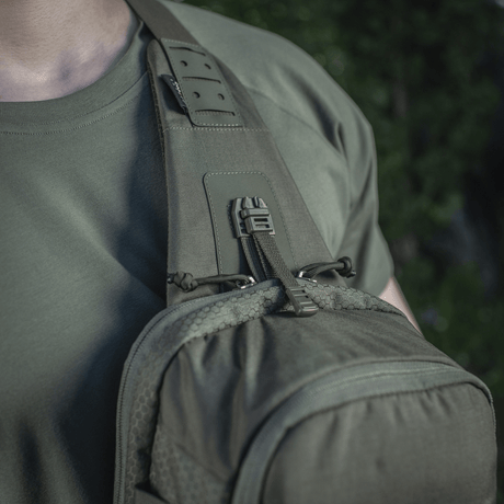 M-Tac Cross Bag Elite Hex sling-pack båret på skulderen, perfekt for daglig bruk og taktisk utstyr, militærgrønn farge, Cordura-stoff.