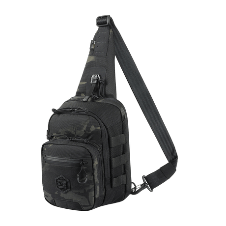Sort M‑Tac Cross Bag Elite Hex slingveske i Cordura 500 med MIL-SPEC-fester og YKK-lynlåser, perfekt for daglig bruk og taktisk utstyr.