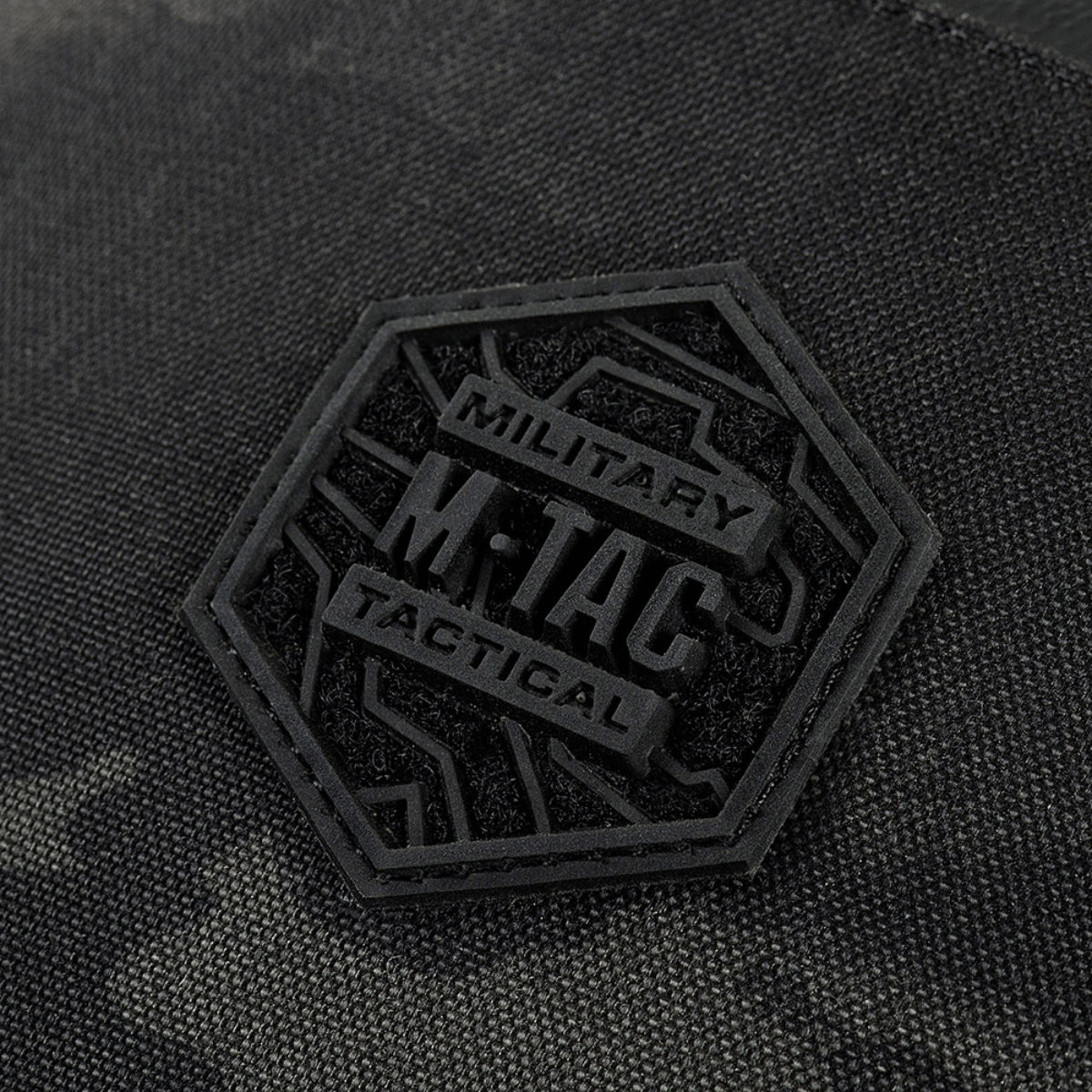 M-Tac Cross Bag Elite Hex logo på Cordura 500 materiale, ideel til daglig brug og taktisk udstyr, sort hexagon badge.